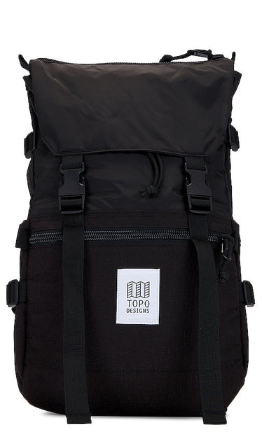 TOPO DESIGNS Rover Pack Classic Bag in Black - TOPO DESIGNS Sac Rover Pack classique en noir - TOPO DESIGNS Rover Pack 黑色经典包 - TOPO DESIGNS Rover Pack klassische Tasche in Schwarz - TOPO DESIGNS Rover Pack 클래식 백블랙 색상 - Borsa classica Rover Pack TOPO DESIGNS in nero