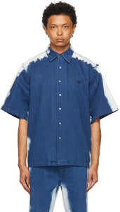 Xander Zhou Blue Denim Spray Short Sleeve Shirt - Chemise à manches courtes en pulvérisation en denim bleu de Xander Zhou - Xander Zhou 블루 데님 스프레이 짧은 소매 셔츠