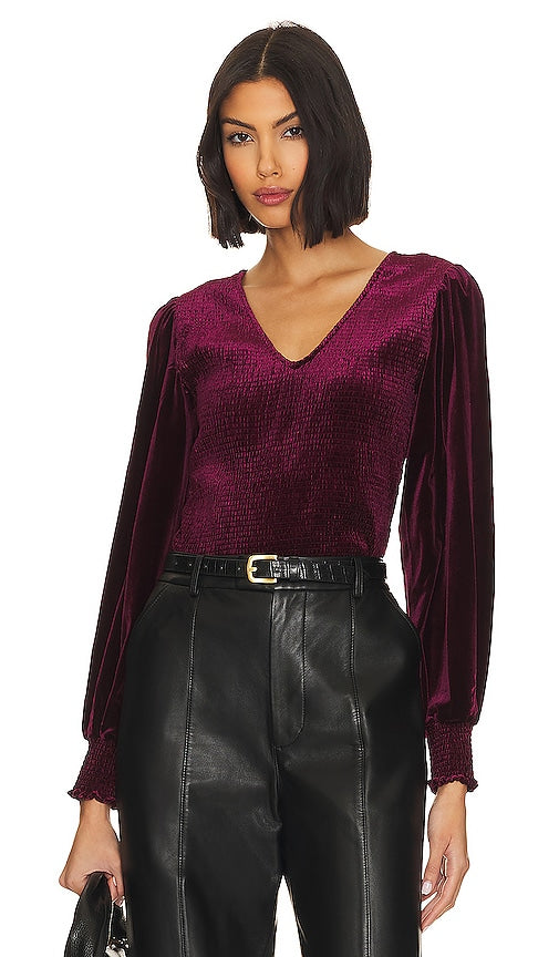 1. STATE Long Sleeve Smocked V Neck Top in Wine - 1. Haut smocké à manches longues et col en V STATE en vin - 1. STATE 酒红色长袖抽褶V领上衣 - 1. STATE Langarm-Top mit gesmoktem V-Ausschnitt in Weinrot - 1. STATE 와인 컬러의 긴팔 스목 브이넥 탑 - 1. Top STATE a maniche lunghe con scollo a V e punto smock color vino