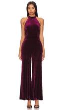 1. STATE Mock Neck Halter Jumpsuit in Wine - 1. Combinaison dos nu à col montant STATE en vin - 1. STATE 酒红色小高领挂脖连身裤 - 1. STATE Neckholder-Jumpsuit in Weinrot - 1. STATE 와인 소재 모크넥 홀터 점프수트 - 1. Tuta STATE con scollo a lupetto e scollo all'americana color vino