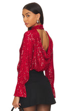 1. STATE Sequin Drape Back Top in Red - 1. Haut à dos drapé à sequins STATE en rouge - 1. STATE 红色亮片垂坠背上衣 - 1. STATE Pailletten-Drape-Rückenoberteil in Rot - 1. STATE 스팽글 드레이프 백탑 레드 색상 - 1. Parte superiore STATE drappeggiata con paillettes in rosso
