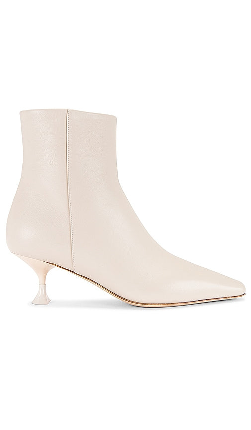 3JUIN Bee Boot in Ivory - Botte abeille 3JUIN en ivoire - 3JUIN 象牙色蜜蜂靴 - 3JUIN Bee Boot in Elfenbein - 3JUIN 비부츠 아이보리 색상 - 3JUIN Stivale Ape in Avorio