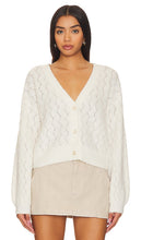 525 Celeste Boucle V Neck Cardigan in Cream - 525 Celeste Boucle Cardigan col en V en crème - 525 Celeste Boucle 奶油色 V 领开衫 - 525 Celeste Boucle Cardigan mit V-Ausschnitt in Creme - 525 Celeste Boucle 브이넥 가디건 - Cardigan con scollo a V 525 Celeste Boucle in crema