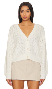525 Celeste Boucle V Neck Cardigan in Cream - 525 Celeste Boucle Cardigan col en V en crème - 525 Celeste Boucle 奶油色 V 领开衫 - 525 Celeste Boucle Cardigan mit V-Ausschnitt in Creme - 525 Celeste Boucle 브이넥 가디건 - Cardigan con scollo a V 525 Celeste Boucle in crema