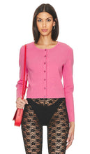 525 Eva Cropped Cardi in Pink - Cardi court 525 Eva en rose - 525 Eva 粉色短款开衫 - 525 Eva Kurzer Cardigan in Rosa - 525 Eva 크롭 카디 핑크 색상 - 525 Eva Cardigan corto in rosa