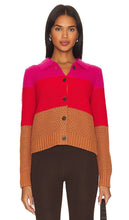 525 Joanna Colorblocked Honeycomb Cardigan in Red - 525 Joanna Cardigan en nid d'abeille color block en rouge - 525 Joanna 红色拼色蜂窝开衫 - 525 Joanna Colorblocked Honeycomb Cardigan in Rot - 525 Joanna Colorblocked 허니컴 가디건 레드 색상 - Cardigan a nido d'ape color block 525 Joanna in rosso