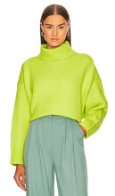 525 Relaxed Turtleneck Sweater in Green - Pull décontracté à col roulé 525 en vert - 525 绿色休闲高领毛衣 - 525 Lässiger Rollkragenpullover in Grün - 525 그린 컬러의 릴랙스 터틀넥 스웨터 - Maglione dolcevita rilassato 525 in verde