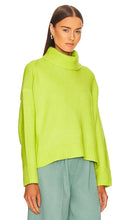 525 Relaxed Turtleneck Sweater in Green