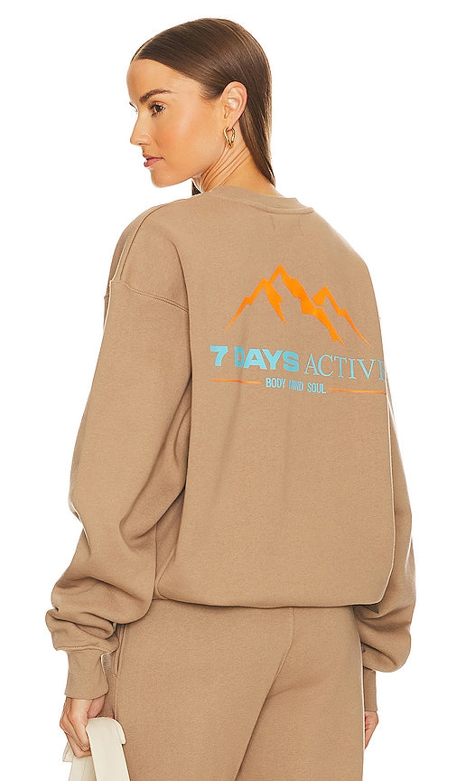 7 Days Active Organic Crew Neck in Tan - Col ras du cou biologique 7 Days Active en beige - 7 Days Active 有机黄褐色圆领衫 - 7 Days Active Organic Rundhalsausschnitt in Hellbraun - 7 데이즈 액티브 오가닉 크루넥(탠) - Girocollo organico attivo 7 giorni in marrone chiaro