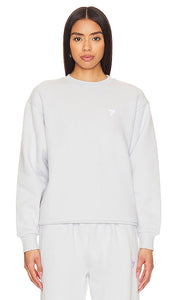 7 Days Active Organic Crewneck Sweatshirt in Baby Blue - Sweat-shirt bio à col rond 7 Days Active en bleu bébé - 7 Days Active 淡蓝色有机圆领运动衫 - 7 Days Active Bio-Sweatshirt mit Rundhalsausschnitt in Babyblau - 7 Days Active 오가닉 크루넥 스웨트셔츠 베이비 블루 색상 - Felpa girocollo organica 7 Days Active in celeste