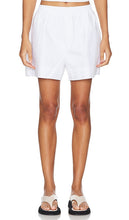 AEXAE Shorts in White - Short AEXAE en blanc - AEXAE 白色短裤 - AEXAE Shorts in Weiß - AEXAE 반바지 화이트 색상 - Pantaloncini AEXAE in bianco