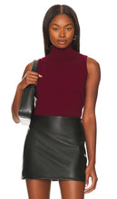 AEXAE Sleeveless Roll Neck Top in Burgundy - AEXAE Haut sans manches à col roulé en bordeaux - AEXAE 酒红色无袖高领上衣 - AEXAE Ärmelloses Rollkragenoberteil in Burgunderrot - AEXAE 민소매 롤넥 탑 - Top AEXAE senza maniche con collo alto in Borgogna