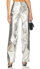 AFRM Marshall Pants in Metallic Silver - Pantalon Marshall AFRM en argent métallisé - AFRM Marshall 金属银长裤 - AFRM Marshall-Hose in Metallic-Silber - 메탈릭 실버 소재의 AFRM 마샬 팬츠 - Pantaloni Marshall AFRM in argento metallizzato