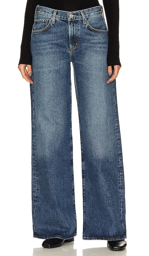 AGOLDE Clara Low Rise Baggy Flare in Blue - AGOLDE Clara taille basse Baggy Flare en bleu - AGOLDE Clara 蓝色低腰宽松喇叭裤 - AGOLDE Clara Low Rise Baggy Flare in Blau - AGOLDE Clara 로우라이즈 배기 플레어 블루 색상 - AGOLDE Clara Baggy Flare a vita bassa in blu