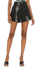 AGOLDE Recycled Leather Angled Hem Short in Black - AGOLDE Short en cuir recyclé à ourlet incliné en noir - AGOLDE 黑色斜角下摆再生皮革短裤 - AGOLDE Shorts aus recyceltem Leder mit abgewinkeltem Saum in Schwarz - AGOLDE 재활용 가죽 앵글 헴 쇼트블랙 색상 - AGOLDE Pantaloncini con orlo angolato in pelle riciclata in nero