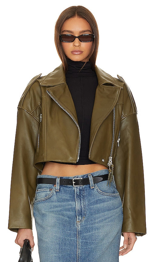AGOLDE X Shoreditch Ski Club Remi Cropped Leather Biker Jacket in Olive - AGOLDE X Shoreditch Ski Club Remi - Veste motard courte en cuir - Olive - AGOLDE X Shoreditch Ski Club Remi 橄榄色短款皮革机车夹克 - AGOLDE X Shoreditch Ski Club Remi Kurze Leder-Bikerjacke in Oliv - AGOLDE X Shoreditch Ski Club 올리브 크롭 가죽 바이커 재킷 - Giacca da motociclista in pelle corta Remi AGOLDE X Shoreditch Ski Club in verde oliva