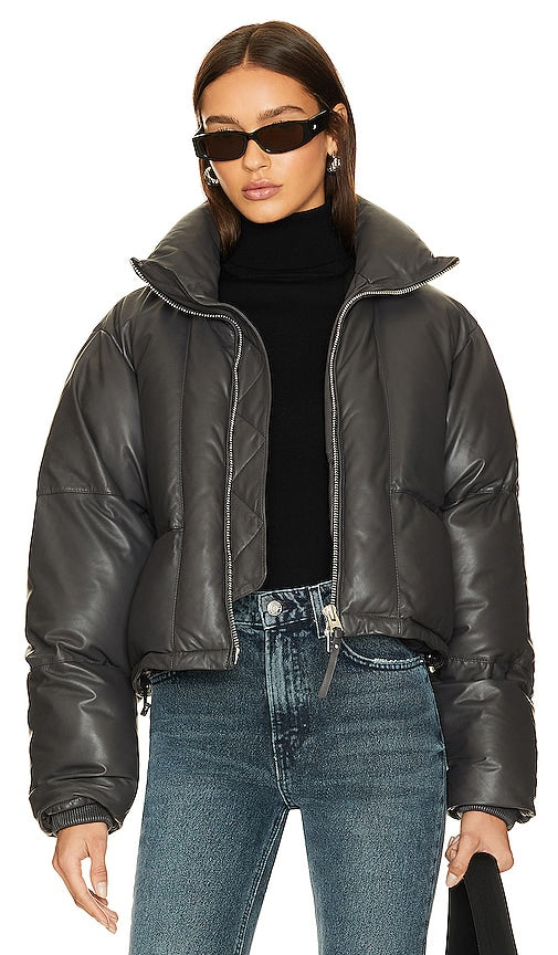 AGOLDE x Shoreditch Ski Club Edie Leather Puffer in Dark Grey - AGOLDE x Shoreditch Ski Club Edie Doudoune en cuir gris foncé - AGOLDE x Shoreditch Ski Club Edie 深灰色皮革羽绒服 - AGOLDE x Shoreditch Ski Club Edie Lederpuffer in Dunkelgrau - AGOLDE x Shoreditch Ski Club Edie 가죽 퍼퍼 다크 그레이 색상 - Piumino in pelle Edie AGOLDE x Shoreditch Ski Club in grigio scuro