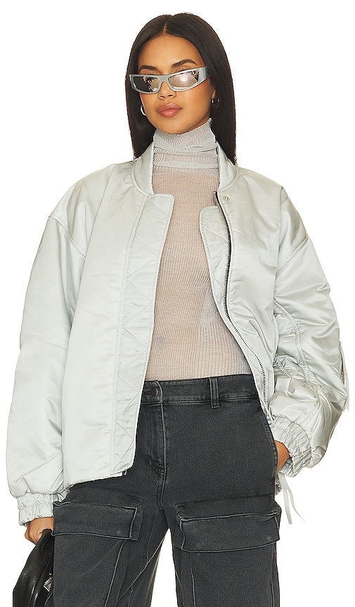 AGOLDE x Shoreditch Ski Club Nisa Bomber Jacket in Light Grey - AGOLDE x Shoreditch Ski Club Nisa Bomber - Gris clair - AGOLDE x Shoreditch Ski Club Nisa 浅灰色飞行员夹克 - AGOLDE x Shoreditch Ski Club Nisa Bomberjacke in Hellgrau - AGOLDE x Shoreditch Ski Club Nisa 봄버 재킷 라이트 그레이 색상 - Giubbotto bomber AGOLDE x Shoreditch Ski Club Nisa in grigio chiaro
