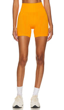 ALALA Barre Seamless Short in Tangerine - ALALA Short sans couture Barre en mandarine - ALALA Barre 橘色无缝短裤 - ALALA Barre Nahtlose Shorts in Mandarine - ALALA Barre 심리스 쇼츠 - Pantaloncini senza cuciture ALALA Barre color mandarino