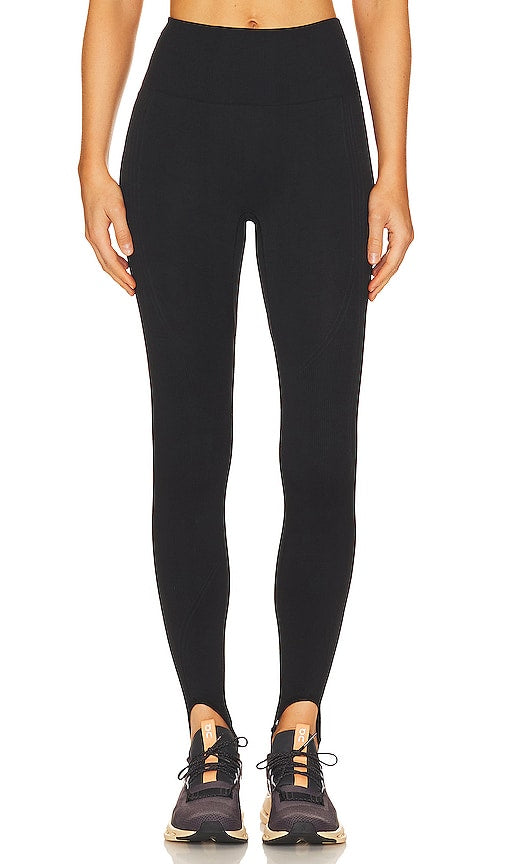 ALALA Barre Stirrup Tight in Black - Collant étrier barre ALALA en noir - ALALA 黑色 Barre 马镫紧身裤 - ALALA Barre Steigbügelstrumpfhose in Schwarz - ALALA 바레 스터럽 타이트 - Collant con staffa ALALA Barre in nero