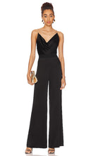 Alice + Olivia Riska Cowl Neck Chain Strap Jumpsuit in Black - Alice + Olivia Riska - Combinaison à bretelles en chaîne et col bénitier en noir - Alice + Olivia Riska 黑色风帽颈链带连身裤 - Alice + Olivia Riska Overall mit Wasserfallausschnitt und Kettenträgern in Schwarz - Alice + Olivia Riska 카울넥 체인 스트랩 점프수트블랙 색상 - Tuta Alice + Olivia Riska con cinturino a catena e collo ad anello in nero