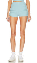 ALL THE WAYS Ana Ruched Short in Blue - ALL THE WAYS - Short froncé Ana en bleu - ALL THE WAYS Ana 蓝色褶饰短裤 - ALL THE WAYS Ana Rüschenshorts in Blau - ALL THE WAYS Ana 러치드 쇼츠 in 블루 - TUTTI I MODI Ana Pantaloncini con ruches in blu