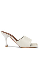 ALOHAS Puffy Mule in White - Mules bouffantes ALOHAS en blanc - ALOHAS 白色蓬松穆勒鞋 - ALOHAS Puffy Mule in Weiß - ALOHAS 퍼피 뮬 화이트 색상 - ALOHAS Mule gonfio in bianco