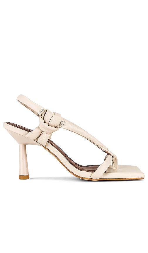 ALOHAS Sheila Sandal in Cream - ALOHAS Sheila Sandale en Crème - ALOHAS Sheila 奶油色凉鞋 - ALOHAS Sheila Sandale in Creme - ALOHAS 쉴라 샌들 크림 - ALOHAS Sandalo Sheila color crema
