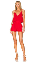 Amanda Uprichard x REVOLVE Track Romper in Red - Amanda Uprichard x REVOLVE Track Romper en Rouge - Amanda Uprichard x REVOLVE 红色运动连体衣 - Amanda Uprichard x REVOLVE Trainingsspielanzug in Rot - Amanda Uprichard x REVOLVE 트랙 롬퍼 레드 색상 - Pagliaccetto della tuta Amanda Uprichard x REVOLVE in rosso