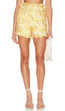 AMUR Lux High Waisted Pleated Short in Yellow - Short plissé taille haute AMUR Lux en jaune - AMUR Lux 黄色高腰褶裥短裤 - AMUR Lux hoch taillierte Plissee-Shorts in Gelb - AMUR Lux 하이웨이스트 플리츠 쇼트 옐로우 색상 - Pantaloncini pieghettati a vita alta AMUR Lux in giallo