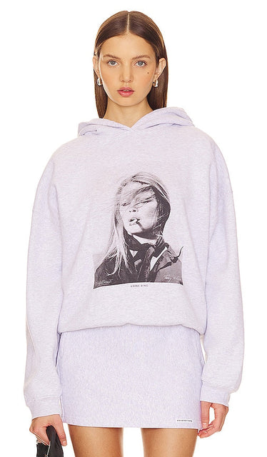 ANINE BING Harvey Sweatshirt X Brigitte Bardot in Light Grey - ANINE BING Sweat Harvey X Brigitte Bardot en gris clair - ANINE BING Harvey 运动衫 X Brigitte Bardot 浅灰色 - ANINE BING Harvey Sweatshirt X Brigitte Bardot in Hellgrau - ANINE BING Harvey 스웨트셔츠 X Brigitte Bardot 라이트 그레이 색상 - ANINE BING Felpa Harvey X Brigitte Bardot in grigio chiaro