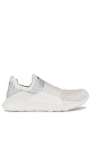 APL: Athletic Propulsion Labs Techloom Bliss Sneaker in White - APL : Baskets Techloom Bliss d'Athletic Propulsion Labs en blanc - APL：Athletic Propulsion Labs Techloom Bliss 白色运动鞋 - APL: Athletic Propulsion Labs Techloom Bliss Sneaker in Weiß - APL: Athletic Propulsion Labs Techloom Bliss 스니커즈 화이트 색상 - APL: Sneaker Techloom Bliss di Athletic Propulsion Labs in bianco