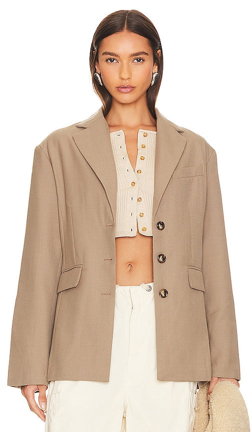ASTR the Label Galilea Blazer in Tan - ASTR the Label Galilea Blazer en beige - ASTR the Label Galilea 黄褐色西装外套 - ASTR the Label Galilea Blazer in Hellbraun - ASTR the Label 갈릴리아 블레이저 탠 색상 - ASTR l'etichetta Galilea Blazer in marrone chiaro