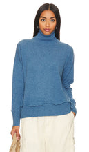 Autumn Cashmere Frayed Hem Mock Neck in Blue - Col montant à ourlet effiloché en cachemire d'automne en bleu - 秋季羊绒磨边下摆小高领（蓝色） - Herbstlicher Stehkragen aus Kaschmir mit ausgefranstem Saum in Blau - Autumn Cashmere 프레이드 헴 모크넥 블루 컬러 - Collo a lupetto con orlo sfilacciato in cashmere autunnale in blu