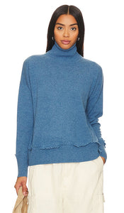 Autumn Cashmere Frayed Hem Mock Neck in Blue - Col montant à ourlet effiloché en cachemire d'automne en bleu - 秋季羊绒磨边下摆小高领（蓝色） - Herbstlicher Stehkragen aus Kaschmir mit ausgefranstem Saum in Blau - Autumn Cashmere 프레이드 헴 모크넥 블루 컬러 - Collo a lupetto con orlo sfilacciato in cashmere autunnale in blu