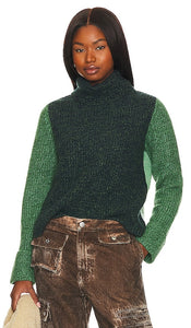 Autumn Cashmere Color Block Turtleneck in Green - Col roulé en cachemire color block d'automne en vert - 秋季绿色羊绒拼色高领毛衣 - Rollkragenpullover aus Herbst-Kaschmir-Farbblock in Grün - 가을 캐시미어 컬러 블록 터틀넥 그린 색상 - Dolcevita autunnale in cashmere color block in verde