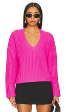 Autumn Cashmere Chunky V-neck Sweater in Pink - Pull épais à col en V en cachemire d'automne en rose - 秋季粉色羊绒粗 V 领毛衣 - Herbstlicher, klobiger Kaschmirpullover mit V-Ausschnitt in Rosa - 가을 캐시미어 청키 브이넥 스웨터핑크 색상 - Maglione autunnale con scollo a V grosso in cashmere in rosa