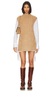 Autumn Cashmere Chunky Cable Sleeveless Tunic in Tan - Tunique sans manches à torsades épaisses en cachemire d'automne en beige - 秋季棕色羊绒粗绞花无袖长袍 - Herbstliche, klobige, ärmellose Kaschmir-Tunika mit Zopfmuster in Hellbraun - 가을 캐시미어 청키 케이블 슬리브리스 튜닉(탠 색상) - Tunica senza maniche a trecce in cashmere autunnale color marrone chiaro