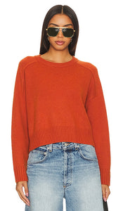 Autumn Cashmere Cropped Boxy Sweater in Rust - Pull carré court en cachemire d'automne en rouille - 秋季铁锈色羊绒短款宽松毛衣 - Herbstlicher kastiger Kaschmirpullover in Rostrot - 가을 캐시미어 크롭 박시 스웨터 - Maglione squadrato corto in cashmere autunnale in ruggine