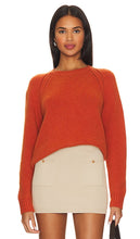 Autumn Cashmere Relaxed Open Raglan Crew Neck in Burnt Orange - Col rond raglan ouvert décontracté en cachemire d'automne en orange brûlé - 秋季羊绒休闲开放式插肩圆领，焦橙色 - Lässiger, offener Raglan-Rundhalsausschnitt aus herbstlichem Kaschmir in gebranntem Orange - 가을 캐시미어 릴렉스드 오픈 라글란 크루넥(번트 오렌지 색상) - Girocollo raglan aperto e rilassato in cashmere autunnale in arancione bruciato