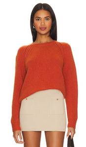 Autumn Cashmere Relaxed Open Raglan Crew Neck in Burnt Orange - Col rond raglan ouvert décontracté en cachemire d'automne en orange brûlé - 秋季羊绒休闲开放式插肩圆领，焦橙色 - Lässiger, offener Raglan-Rundhalsausschnitt aus herbstlichem Kaschmir in gebranntem Orange - 가을 캐시미어 릴렉스드 오픈 라글란 크루넥(번트 오렌지 색상) - Girocollo raglan aperto e rilassato in cashmere autunnale in arancione bruciato