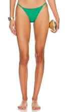 Agua Bendita X Revolve Maisie Oasis Bottom in Dark Green - Bas Agua Bendita X Revolve Maisie Oasis en vert foncé - Agua Bendita X Revolve Maisie Oasis 深绿色底裤 - Agua Bendita X Revolve Maisie Oasis Unterteil in Dunkelgrün - Agua Bendita X Revolve Maisie Oasis 하의 - Fondo Agua Bendita X Revolve Maisie Oasis in verde scuro