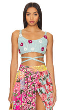Agua Bendita x REVOLVE Albany Crop Top in Baby Blue - Haut court Albany Agua Bendita x REVOLVE en Bleu Bébé - Agua Bendita x REVOLVE Albany 淡蓝色短款上衣 - Agua Bendita x REVOLVE Albany Crop Top in Babyblau - Agua Bendita x REVOLVE Albany 크롭 탑 in Baby Blue - Top corto Agua Bendita x REVOLVE Albany in celeste