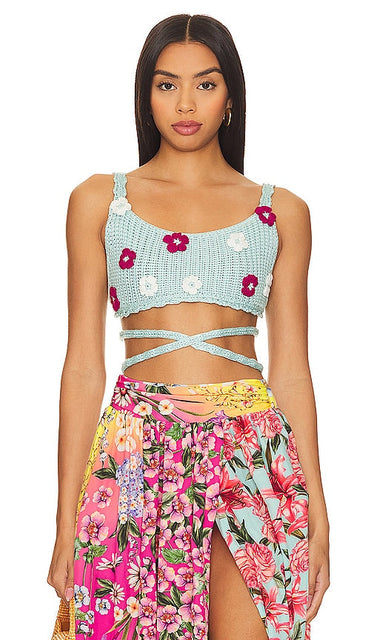 Agua Bendita x REVOLVE Albany Crop Top in Baby Blue - Haut court Albany Agua Bendita x REVOLVE en Bleu Bébé - Agua Bendita x REVOLVE Albany 淡蓝色短款上衣 - Agua Bendita x REVOLVE Albany Crop Top in Babyblau - Agua Bendita x REVOLVE Albany 크롭 탑 in Baby Blue - Top corto Agua Bendita x REVOLVE Albany in celeste