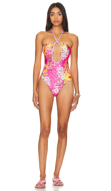 Agua Bendita x REVOLVE Jamie One Piece in Fuchsia - Une pièce Jamie Agua Bendita x REVOLVE en fuchsia - Agua Bendita x REVOLVE Jamie One Piece 紫红色 - Agua Bendita x REVOLVE Jamie Einteiler in Fuchsia - Agua Bendita x REVOLVE Jamie 원피스 in 퓨샤 - Agua Bendita x REVOLVE Jamie One Piece in fucsia