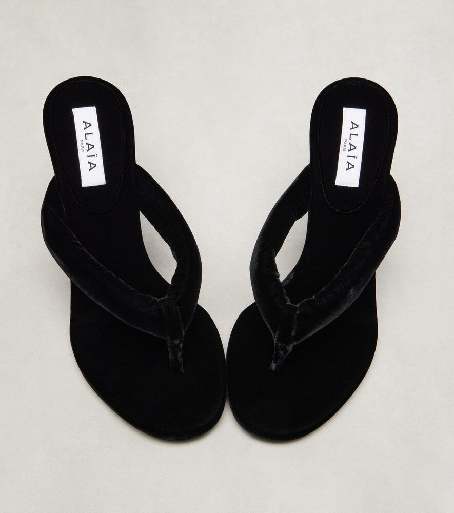 Alaia 90 velvet thong sandals - Black Heeled Sandals