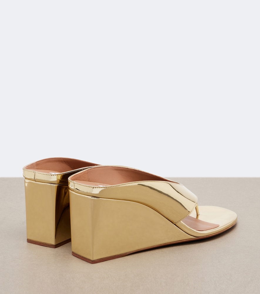 Alaia Cube metallic wedge thong sandals - Gold Heeled Sandals