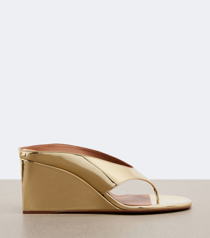 Alaia Cube metallic wedge thong sandals - Gold Heeled Sandals