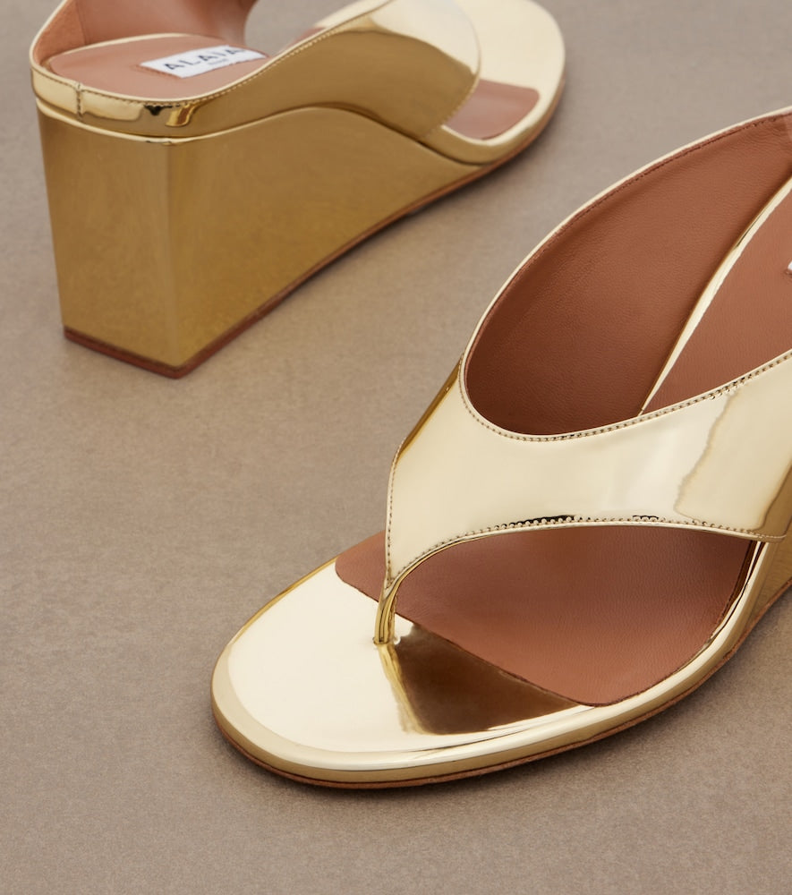 Alaia Cube metallic wedge thong sandals - Gold Heeled Sandals