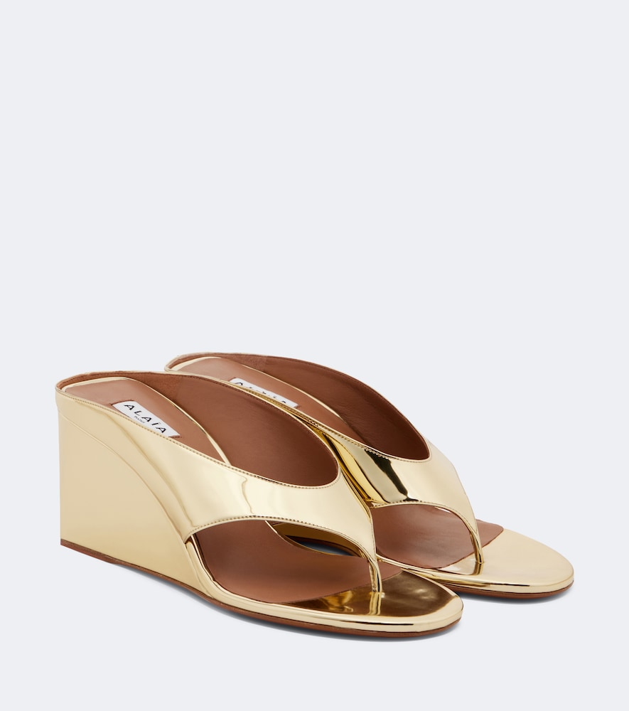 Alaia Cube metallic wedge thong sandals - Gold Heeled Sandals